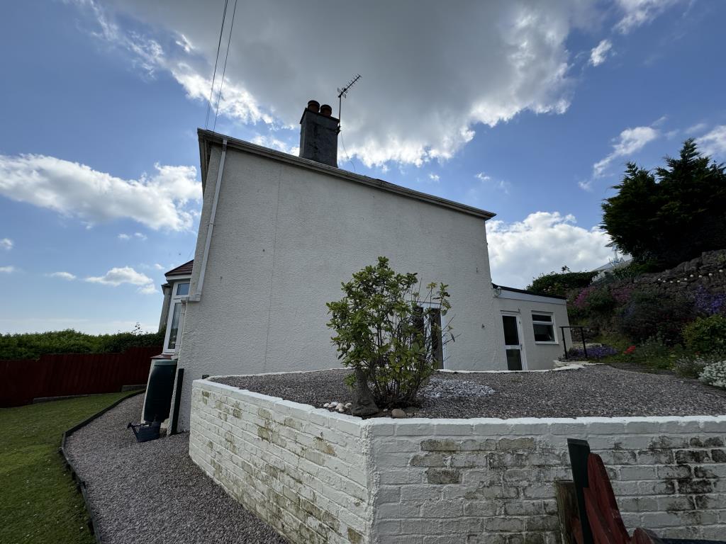 Lot: 95 - DETACHED THREE-BEDROOM HOUSE - Side of the property